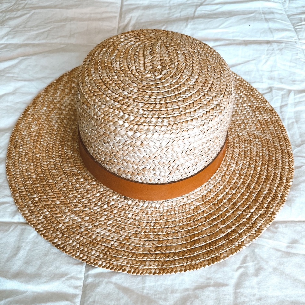 Lack of color boater hat